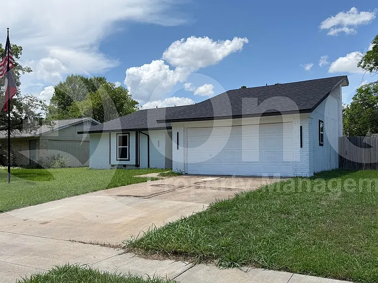 633 Stroud Ln — Photo 1