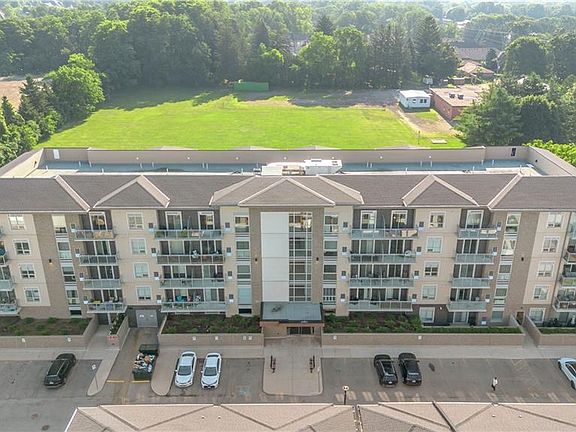 3rd image of 16 Markle Cres #208