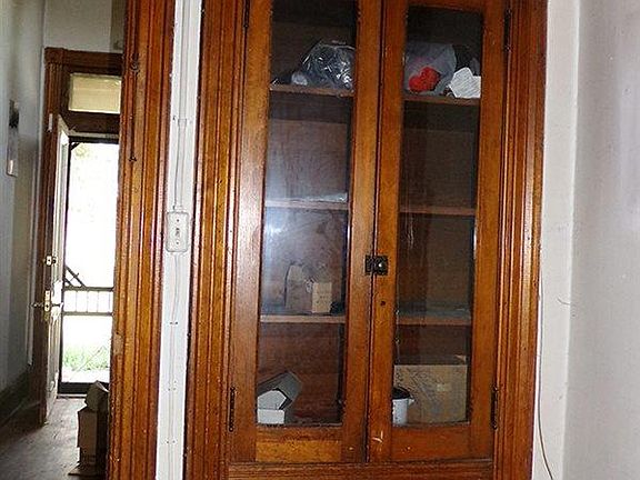 2nd image of 921 Lincoln Ave