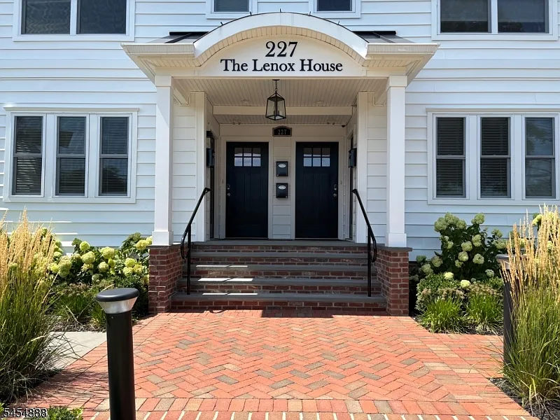 3 bed, $5,250 — Photo 2