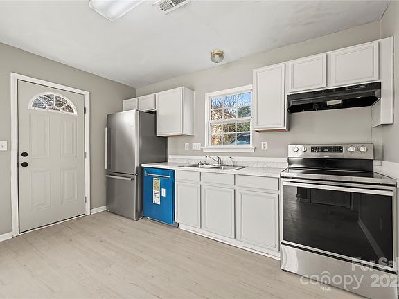 3rd image of 2316 West Blvd