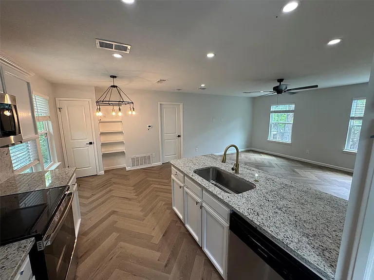 1604 W 40th St #B — Photo 15