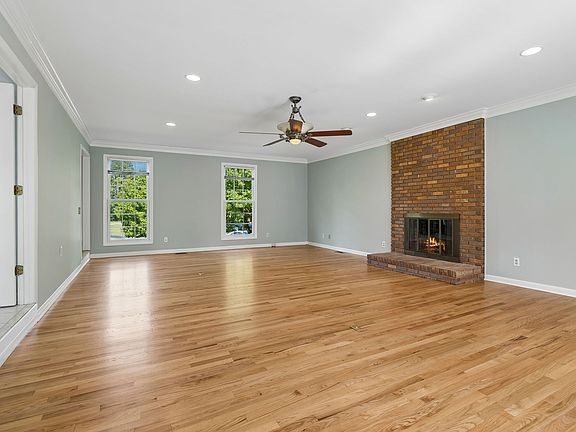 5th image of 2610 Springdale Dr