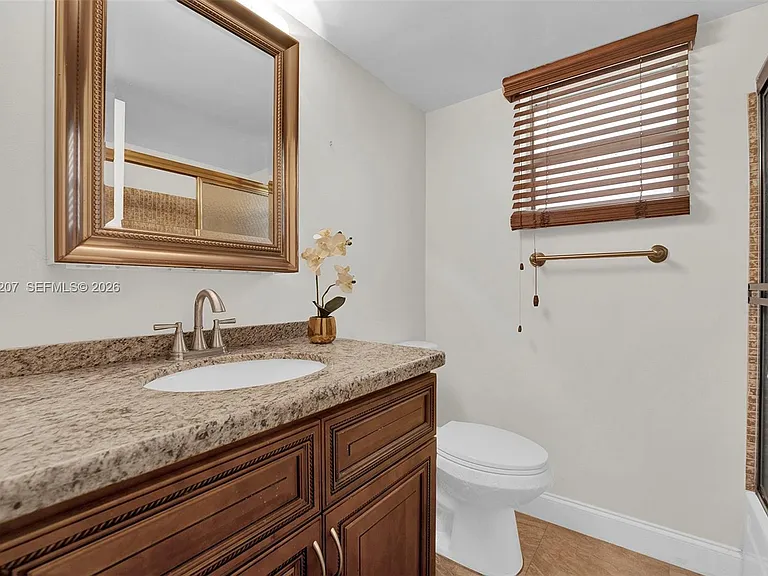 410 SE 2nd St #220 — Photo 17