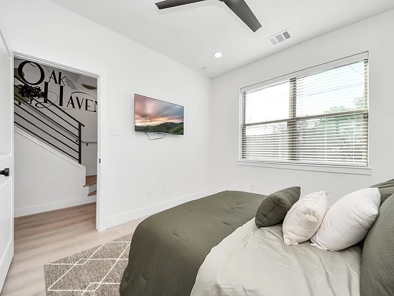 2524 Live Oak St — Photo 8