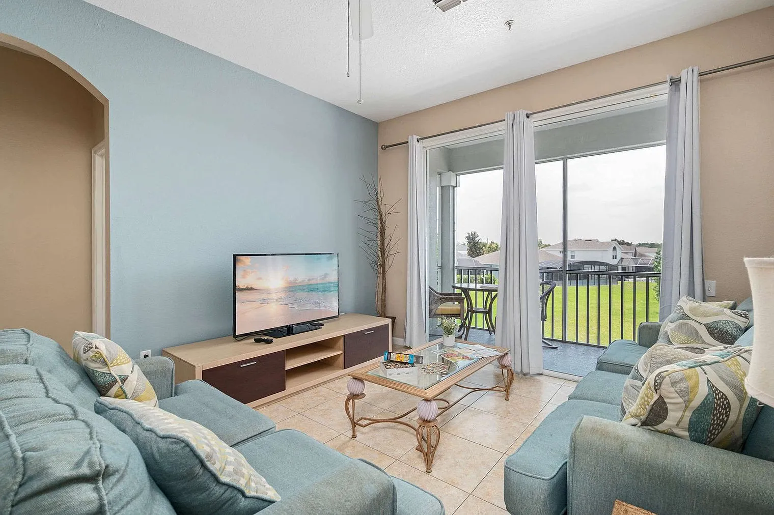 3 bed, 2.0 bath, 1334 sqft, $3,505 — Photo 2