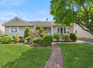 697 Byron Ave, Franklin Square, NY 11010