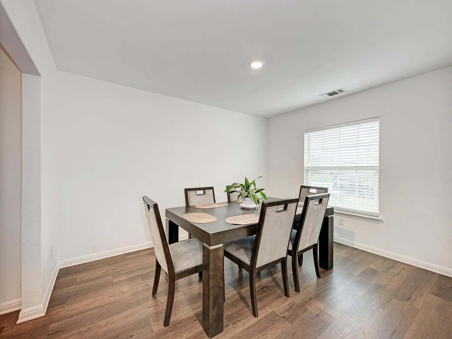 3 bed, 2.0 bath, 1525 sqft, $1,725 — Photo 4