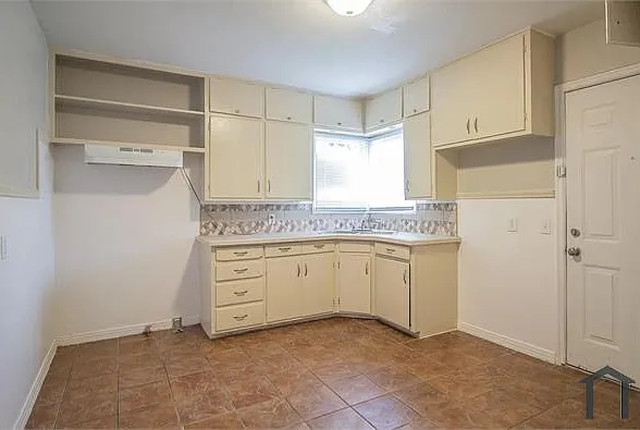 3 bed, 1053 sqft, $1,425 — Photo 2