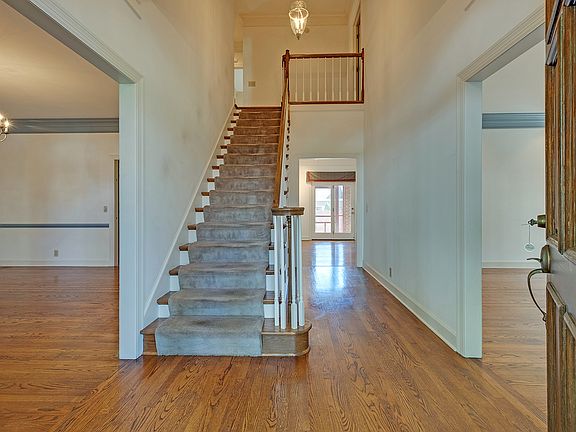 5th image of 104 Chatsworth Dr