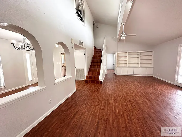 704 Zapata Ave — Photo 8