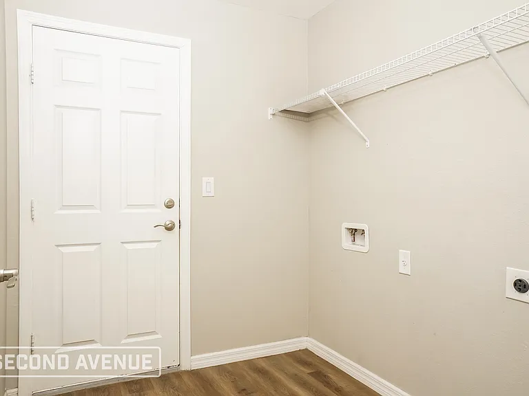 404 Biscayne Dr — Photo 18