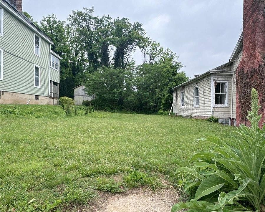 2nd image of 1005 Jackson St