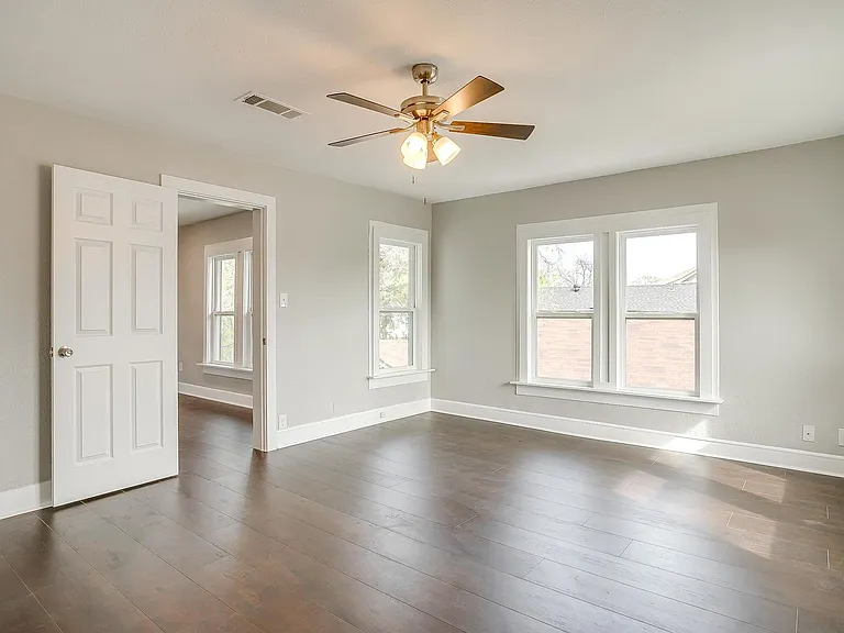 2932 Travis Ave — Photo 11