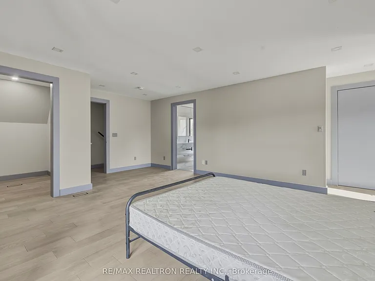 1002 Spadina Rd — Photo 41