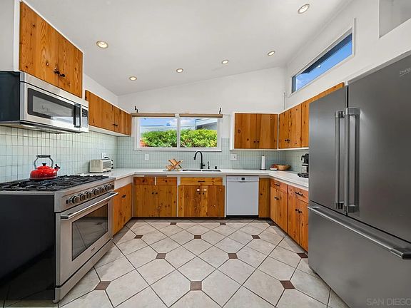 3rd image of 4111 Mount Herbert Ave