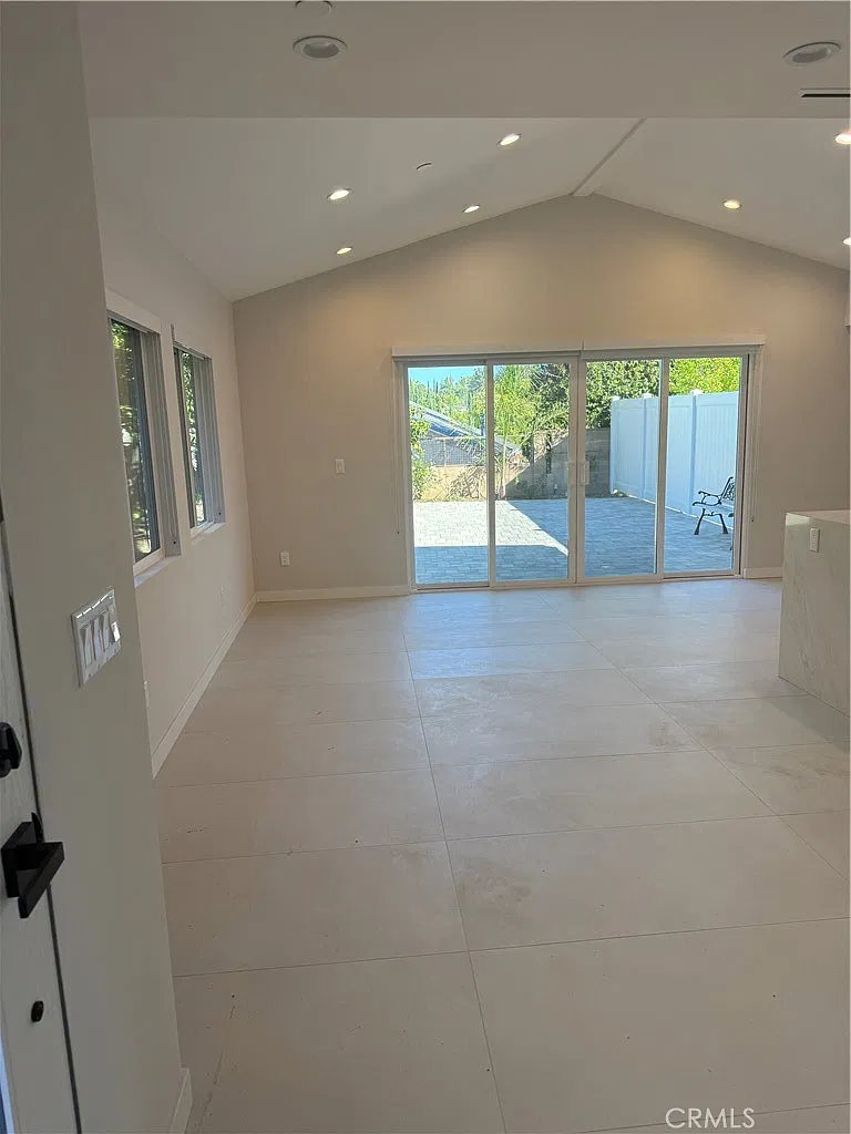 2 bed, 2.5 bath, 1100 sqft, $3,999 — Photo 3
