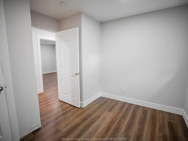 569 Cabana Rd E #LOWER — Photo 10