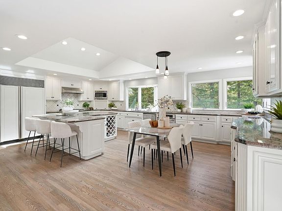 4th image of 13525 Surrey Ln