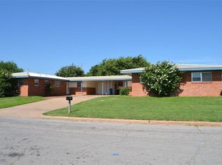 413 Navajo Trl #B, Foss, OK 73647