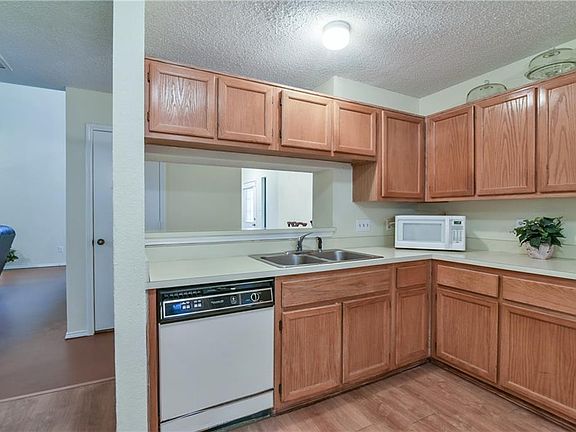 5th image of 6319 Meadow Glen Dr
