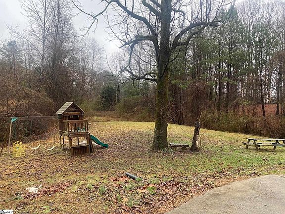 4th image of 15 Elizabeth Dr