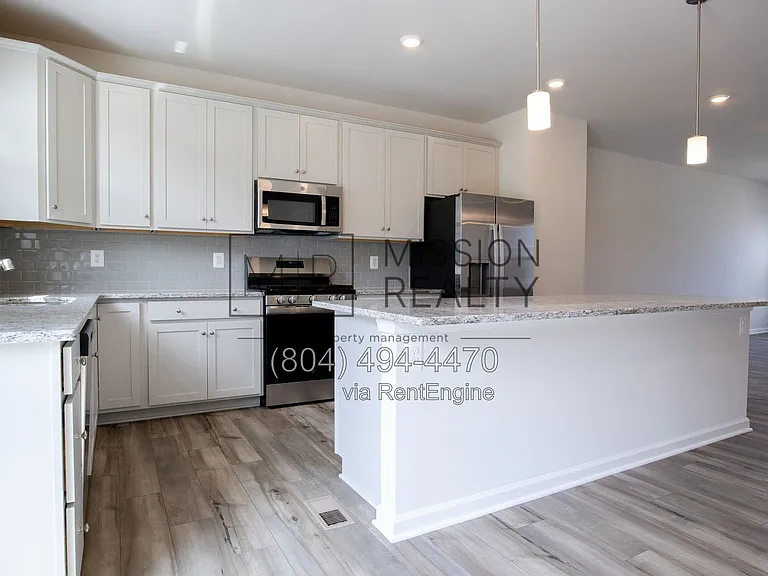 8756 Whitman Dr — Photo 15