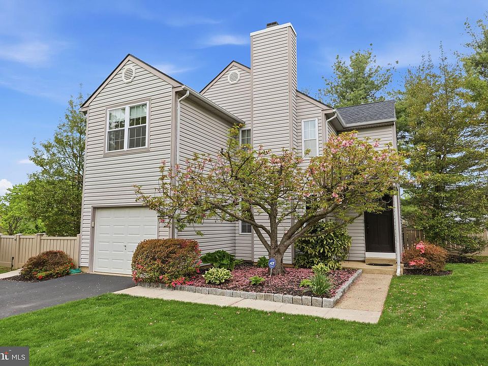 1st image of 118 N Ascot Ct