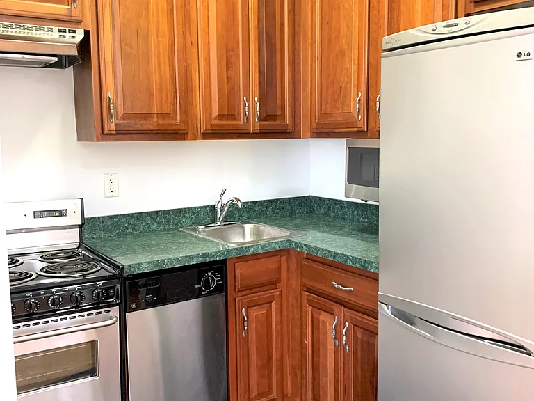 460 W 50th St #1B — Photo 5