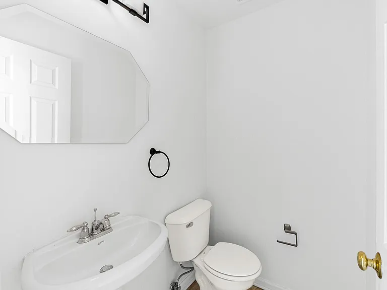 2403 Miriam Ave — Photo 9