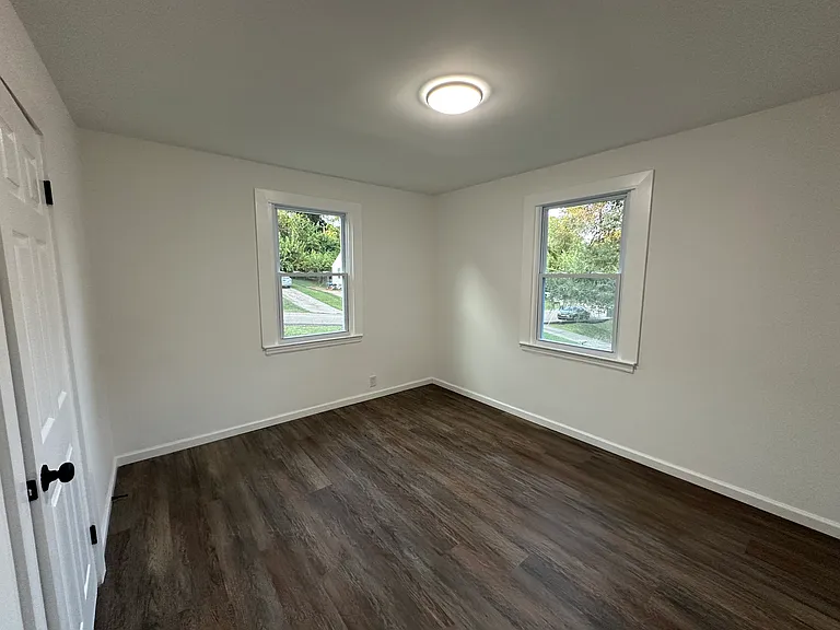 2052 Saxton Ave — Photo 8