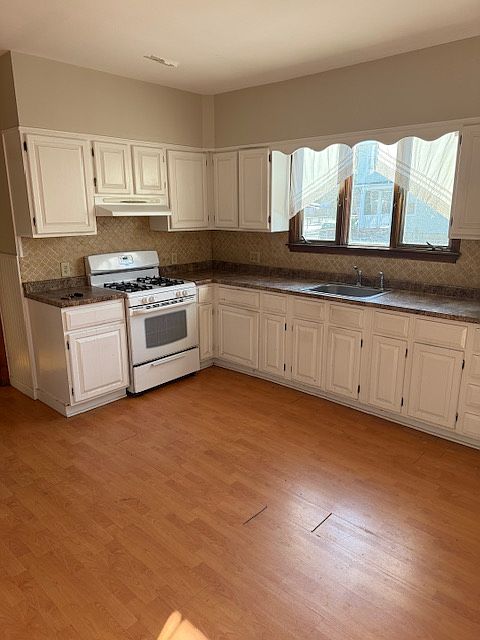 2nd image of 58-60 Oxford St #1