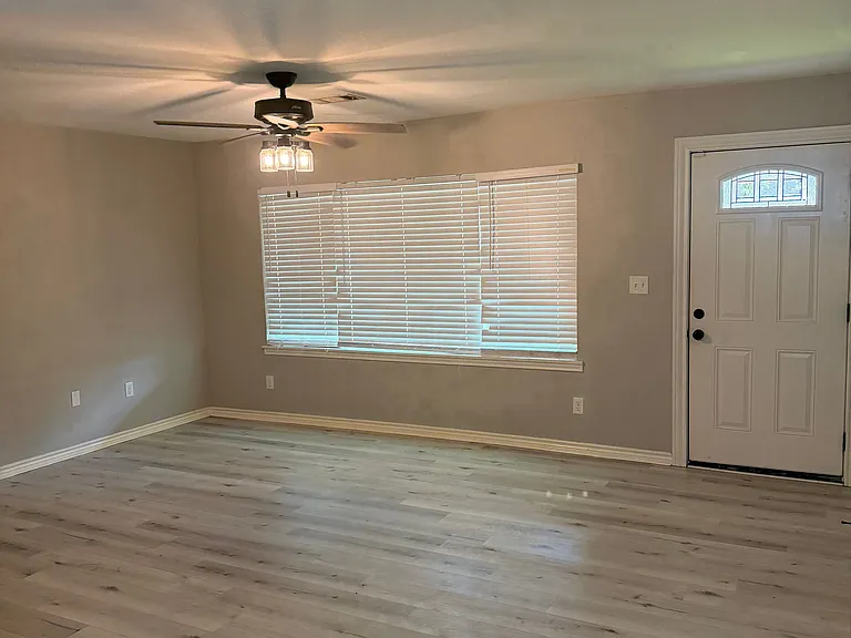 1013 Oak Dr — Photo 3