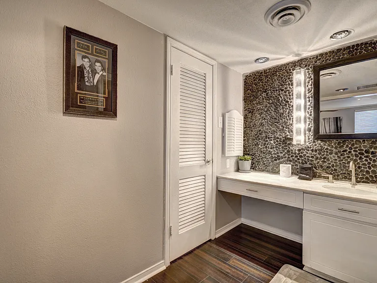 502 E Avenue J — Photo 15