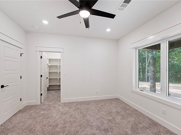5th image of 10 Collins Ln