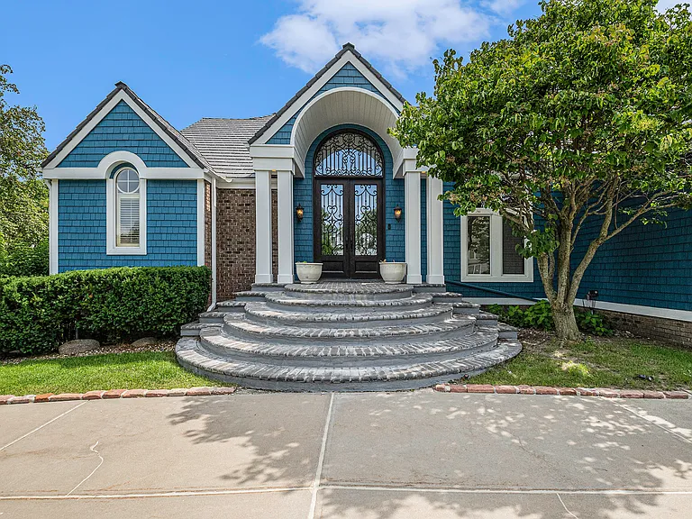 811 Western Hills Dr — Photo 2