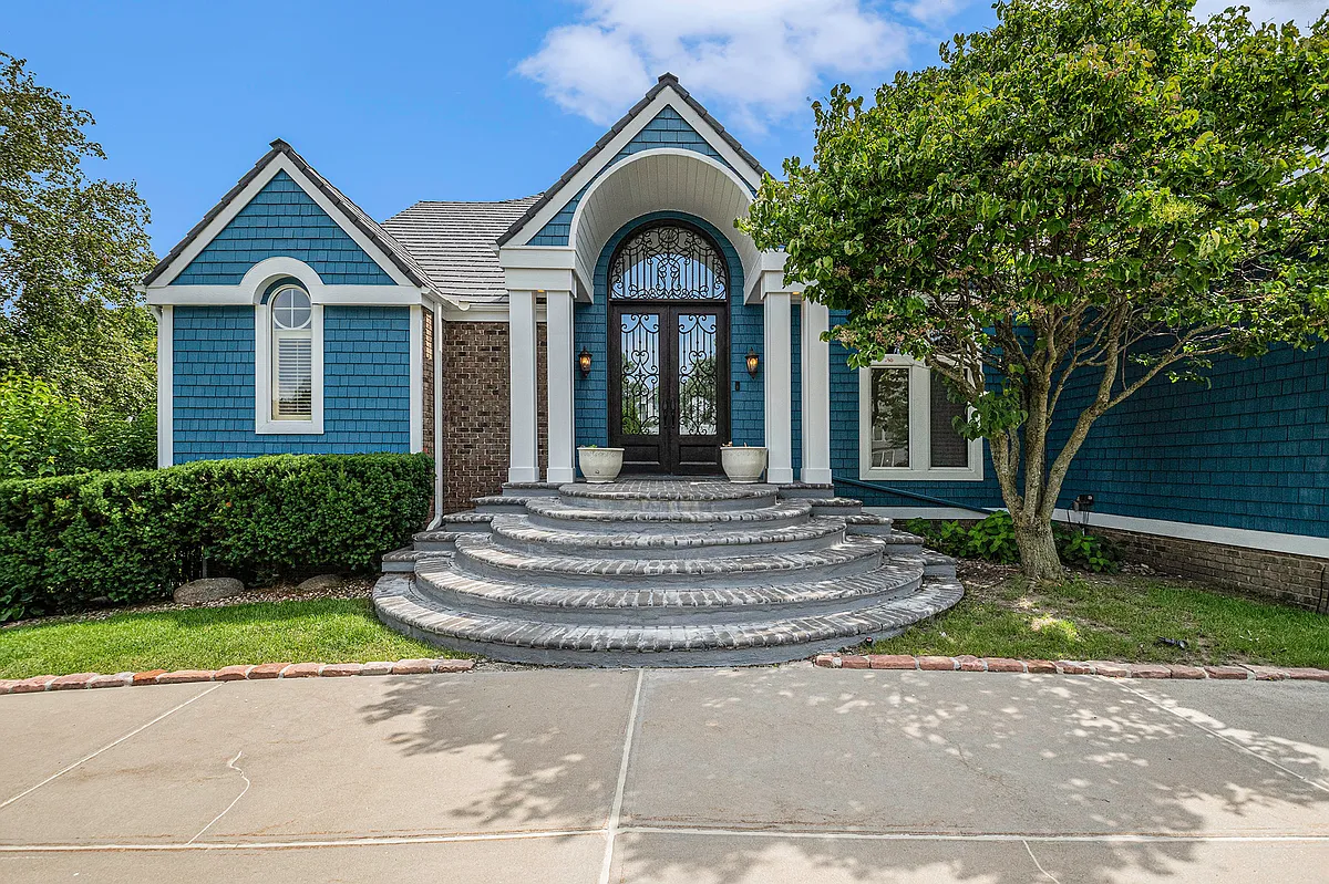 Building Photo - 811 Western Hills Dr