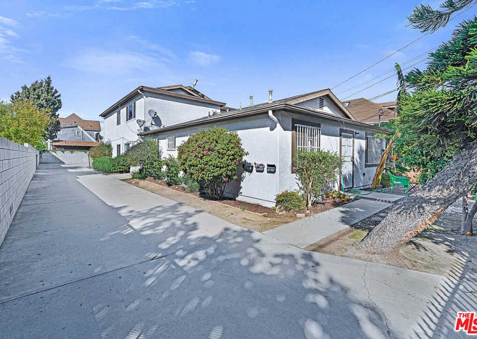 1st image of 1421 W 35th Pl