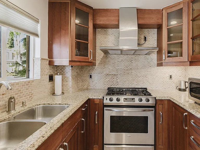 1154 S Barrington Ave — Photo 11
