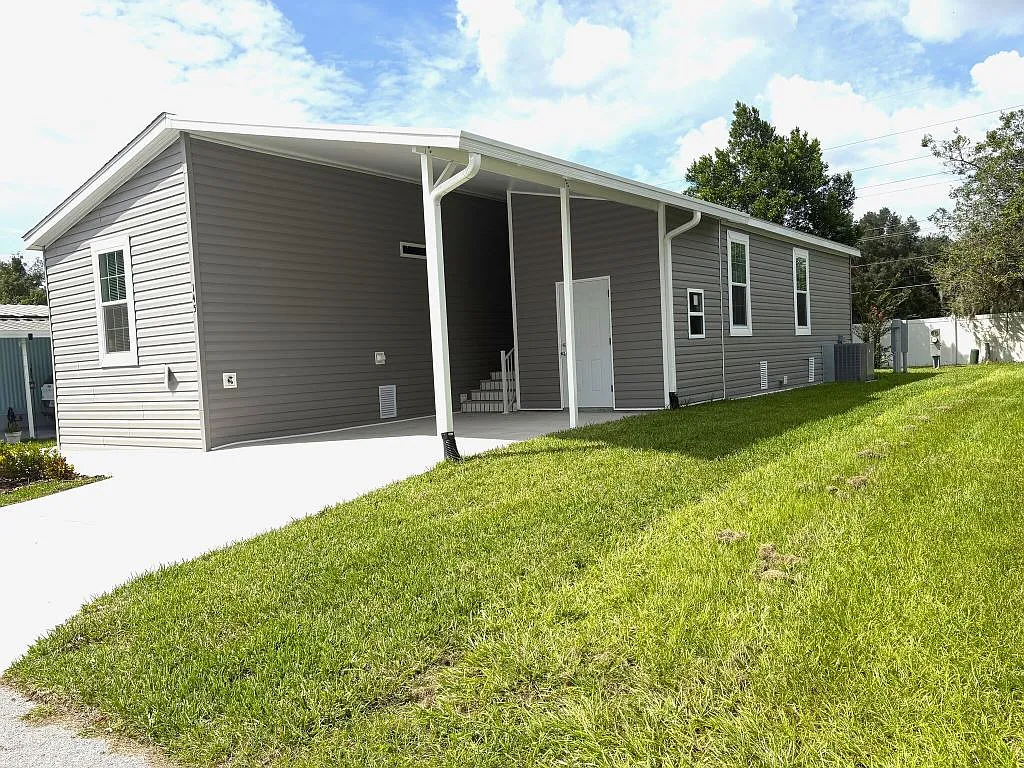3 bed, 2.0 bath, 1042 sqft, $1,433 — Photo 3