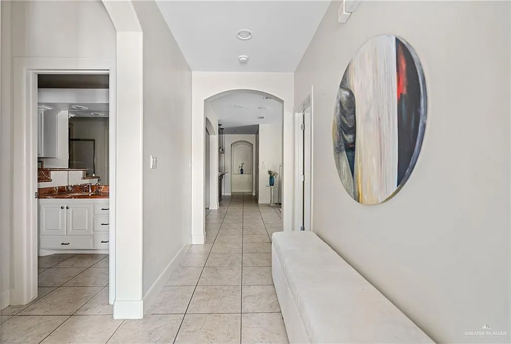 3 bed, 2.0 bath, 1842 sqft, $2,850 — Photo 2