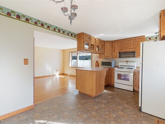 3rd image of 445 Jefferson Ave