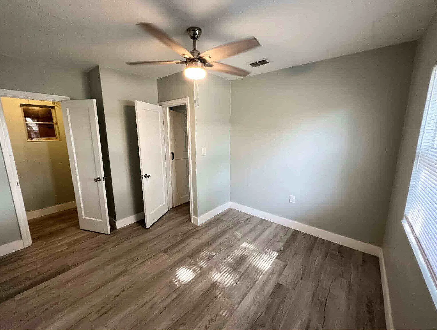 2 bed, 900 sqft, $1,950 — Photo 2