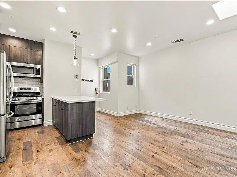 Top Floor Two Bed One Bath — Photo 4