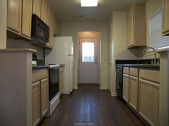 3rd image of 1608 Holleman Dr APT A