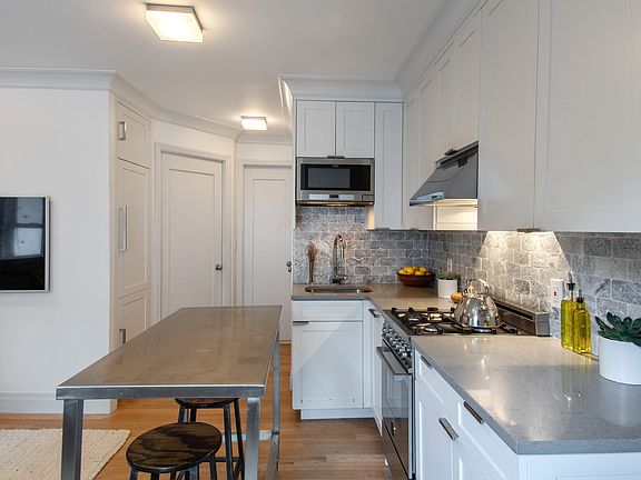 4th image of 204 W 10th St APT 10