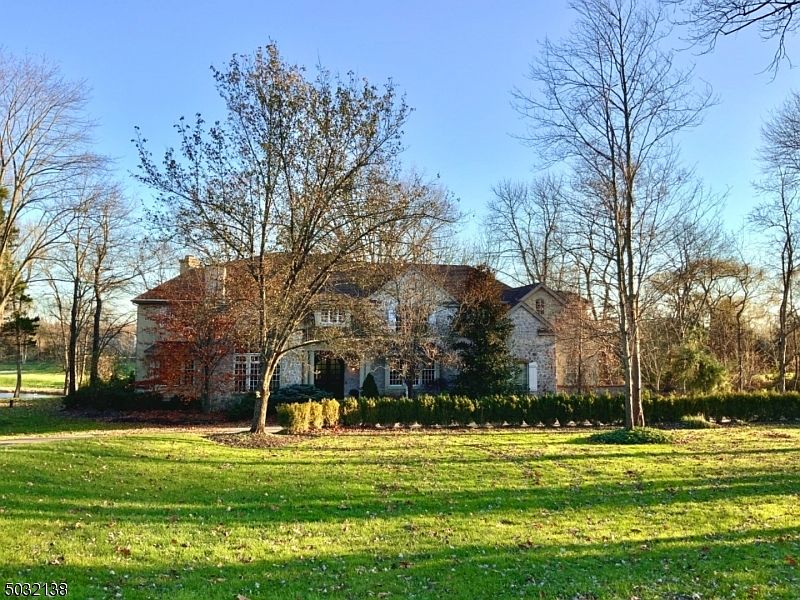 1st image of 20 Dogwood Dr