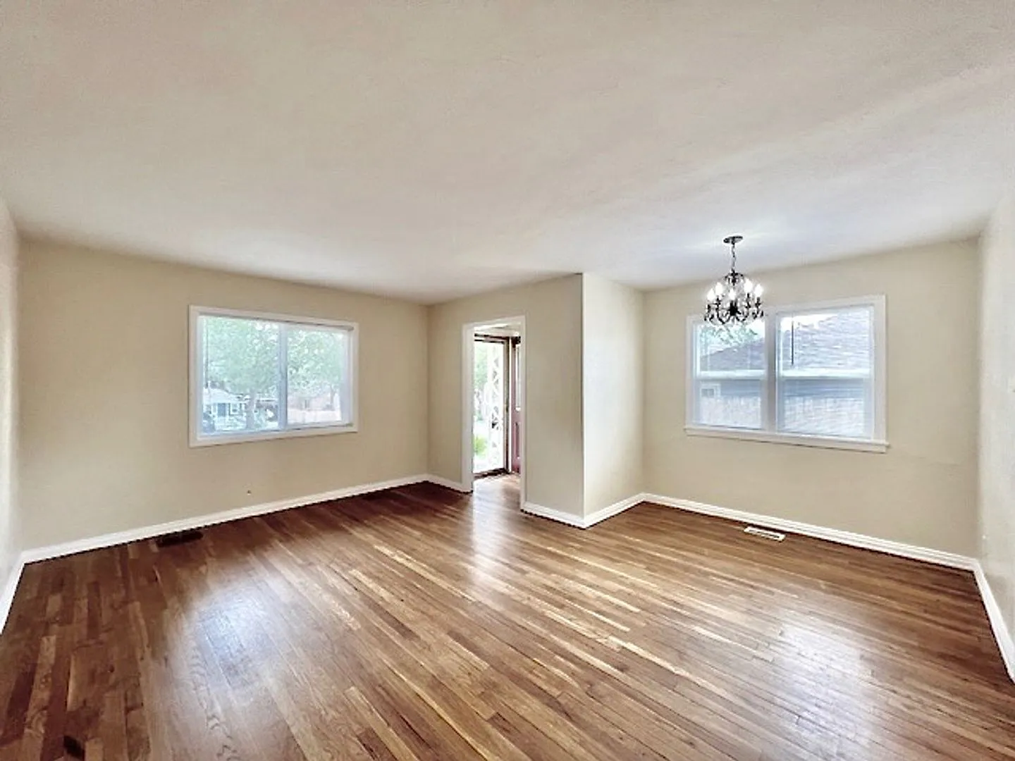 Adorable Home In Hillside Neighborhood! — Photo 4