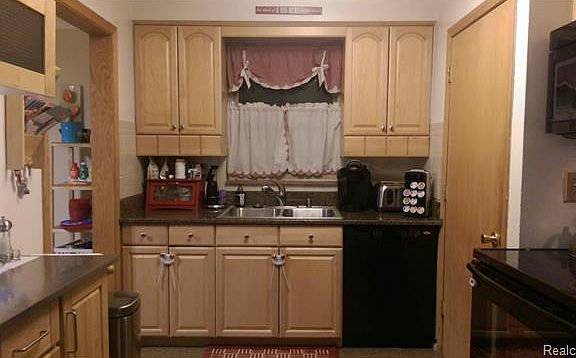 4th image of 9266 Manor Ave