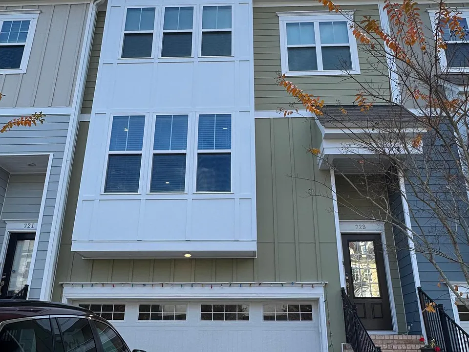 723 Edgewater Ridge Ct